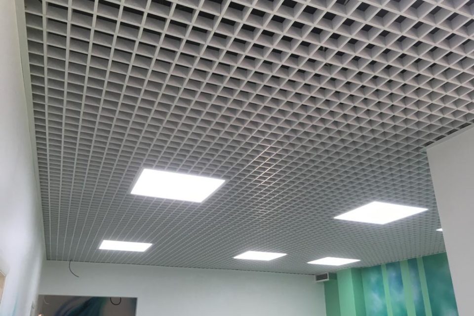 Монтаж потолка Грильято 75х75