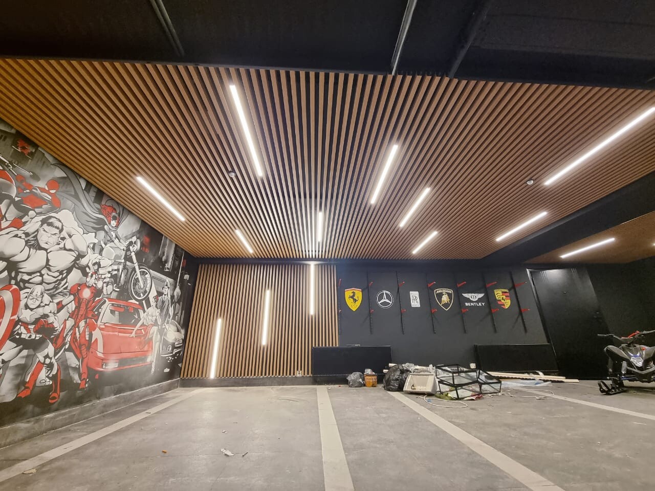 Монтаж кубообразного реечного потолка в гараже загородного дома