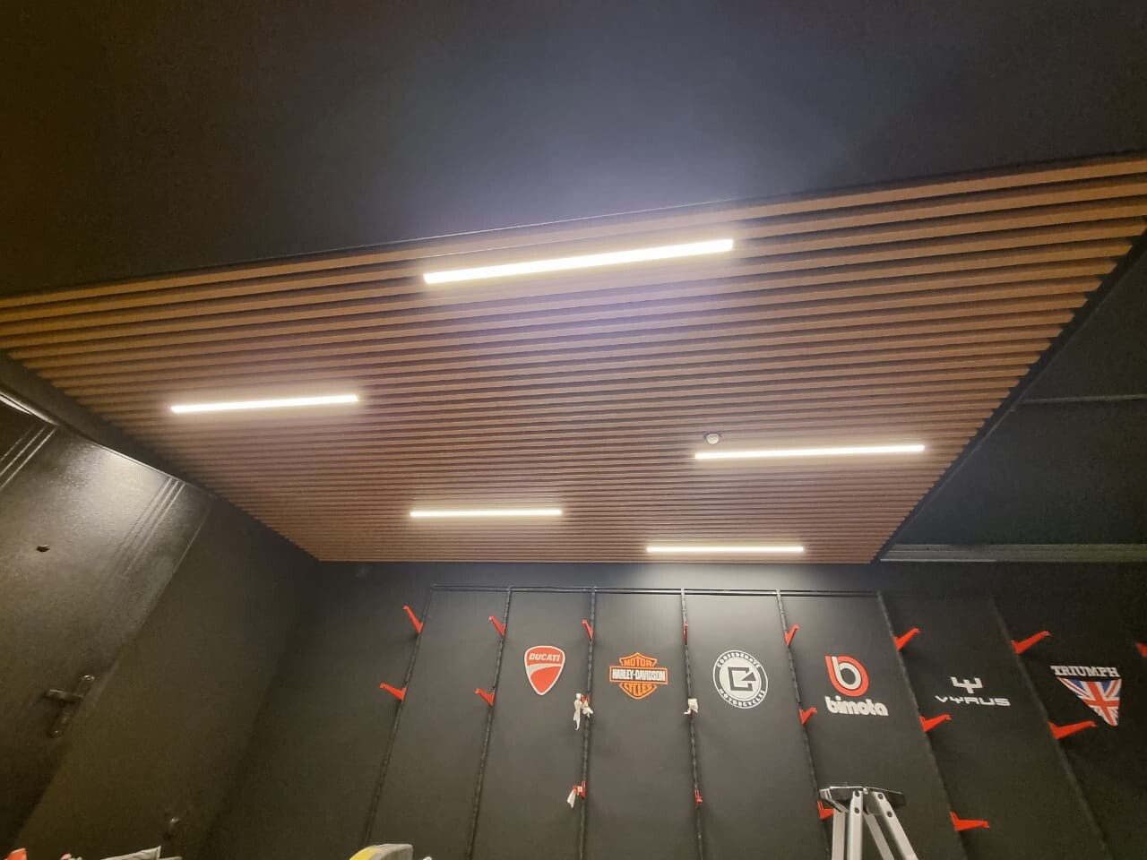 Монтаж кубообразного реечного потолка в гараже загородного дома