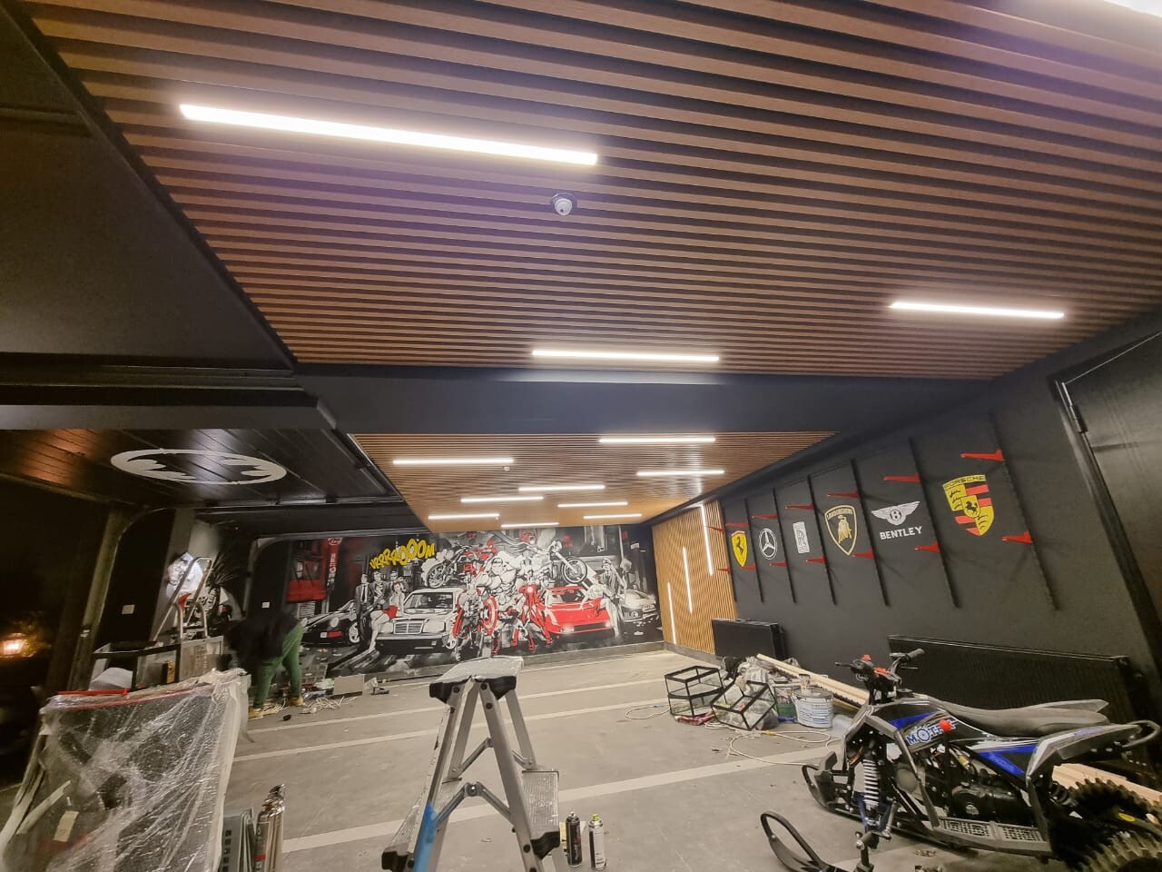 Монтаж кубообразного реечного потолка в гараже загородного дома