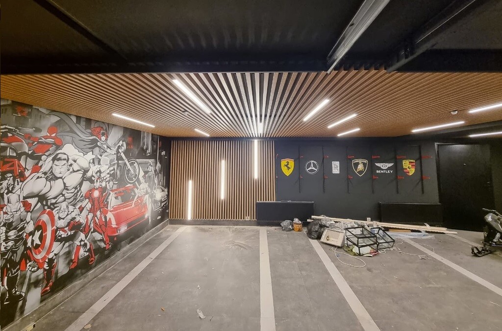 Монтаж кубообразного реечного потолка в гараже загородного дома