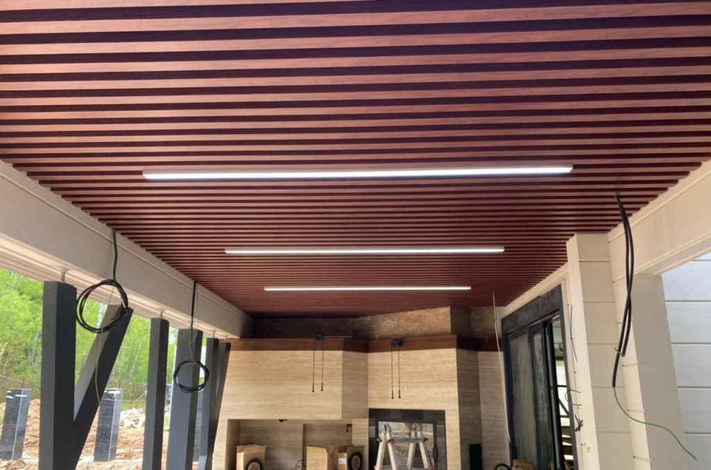 Монтаж кубообразного реечного потолка в загородном доме