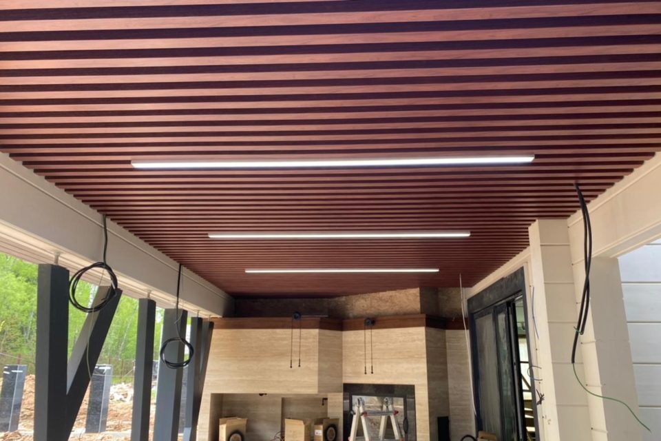 Монтаж кубообразного реечного потолка в загородном доме