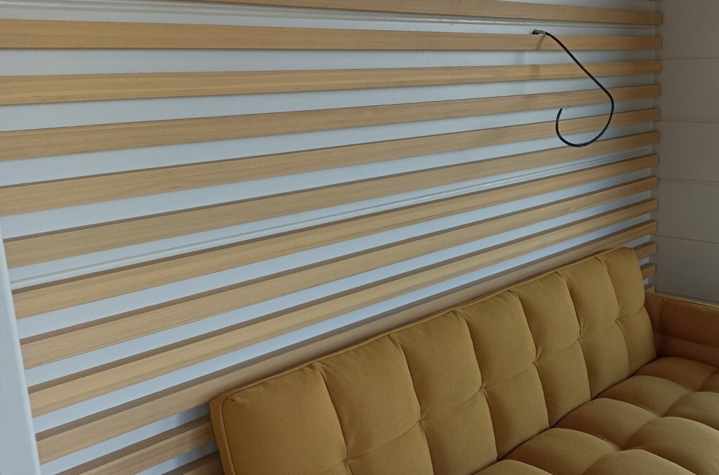 Монтаж деревянной рейки в загородном доме