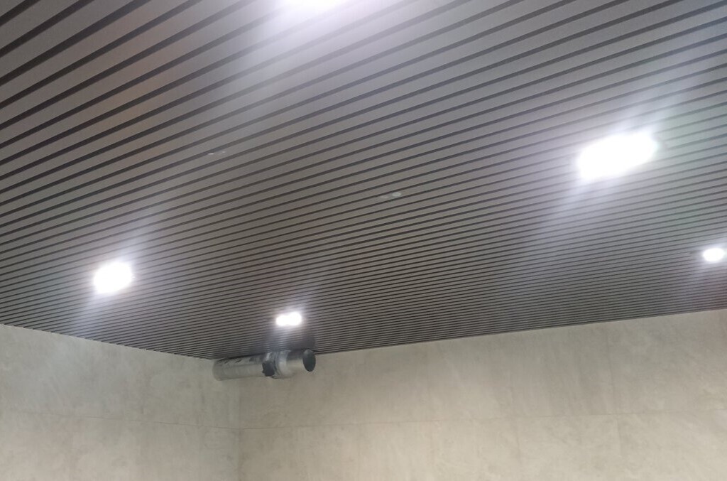 Монтаж кубообразного реечного потолка в гараже загородного дома