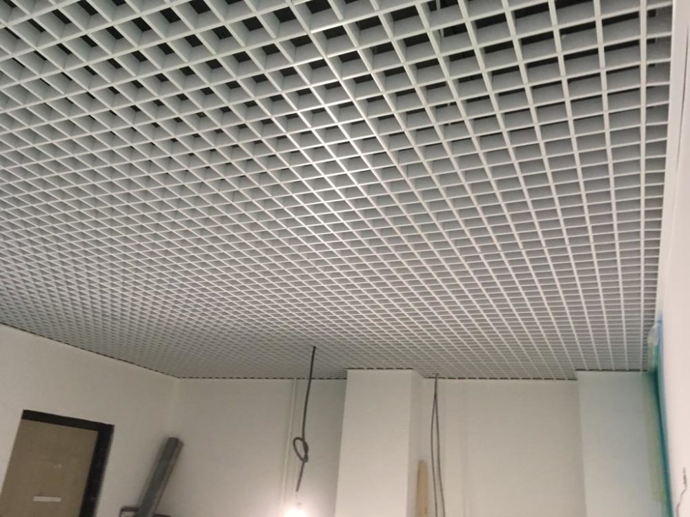 Монтаж потолка грильято в помещениях барбер шопа10