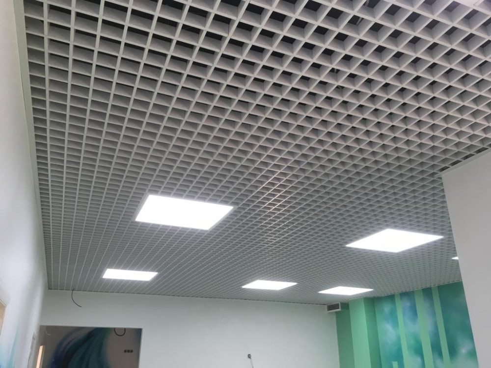 Монтаж потолка грильято в помещениях барбер шопа9