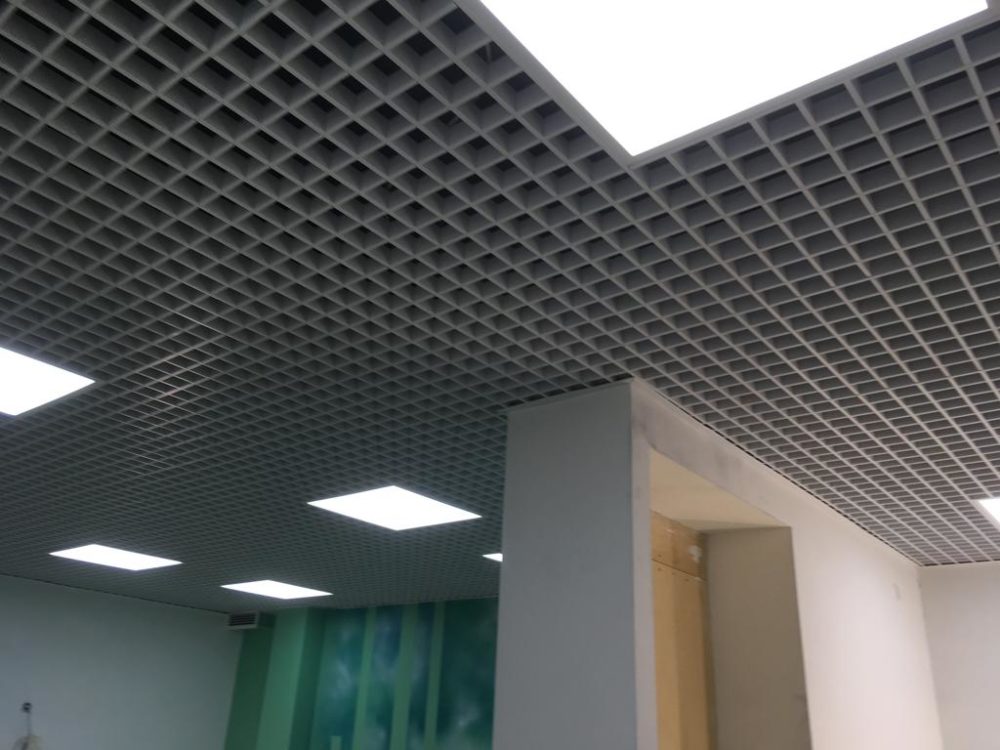 Монтаж потолка грильято в помещениях барбер шопа8