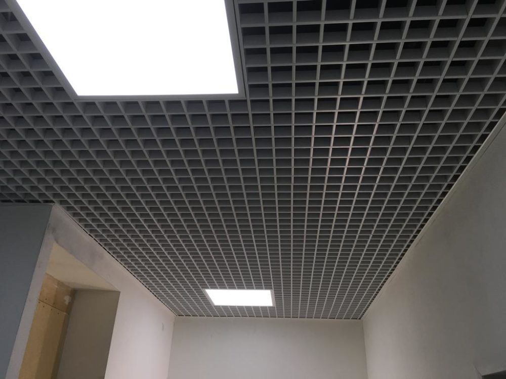 Монтаж потолка грильято в помещениях барбер шопа7