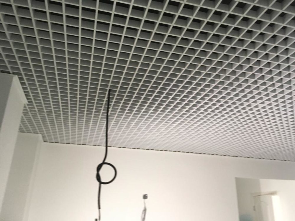 Монтаж потолка грильято в помещениях барбер шопа6