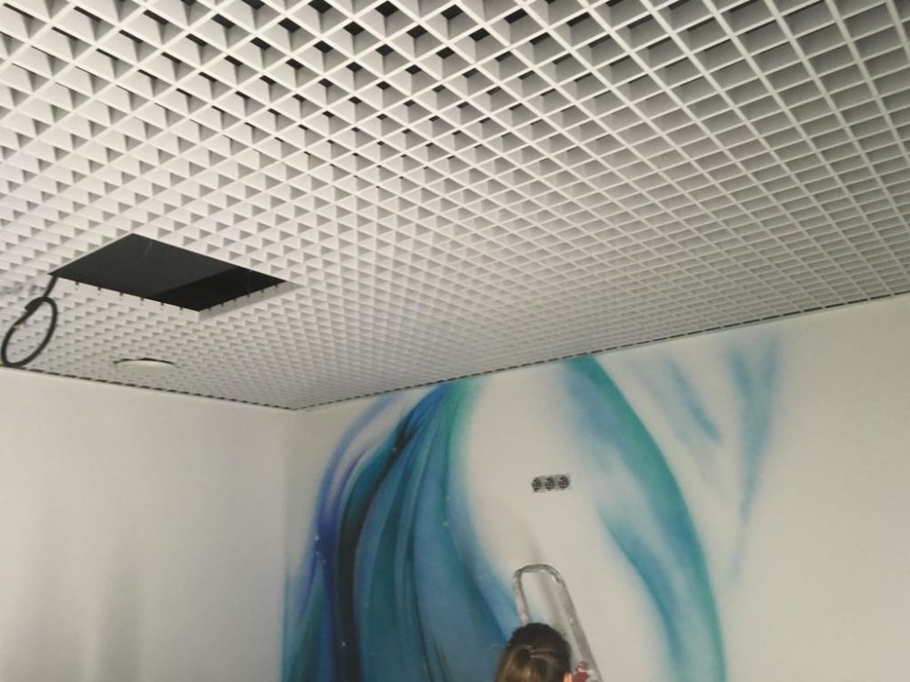 Монтаж потолка грильято в помещениях барбер шопа5