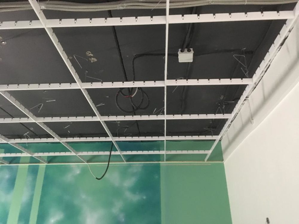 Монтаж потолка грильято в помещениях барбер шопа3