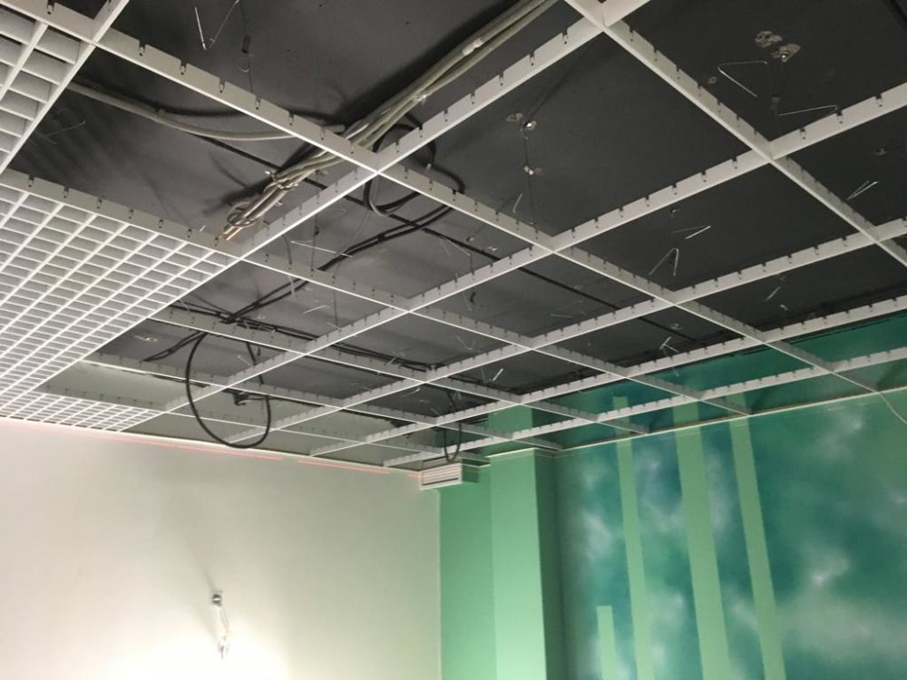 Монтаж потолка грильято в помещениях барбер шопа2