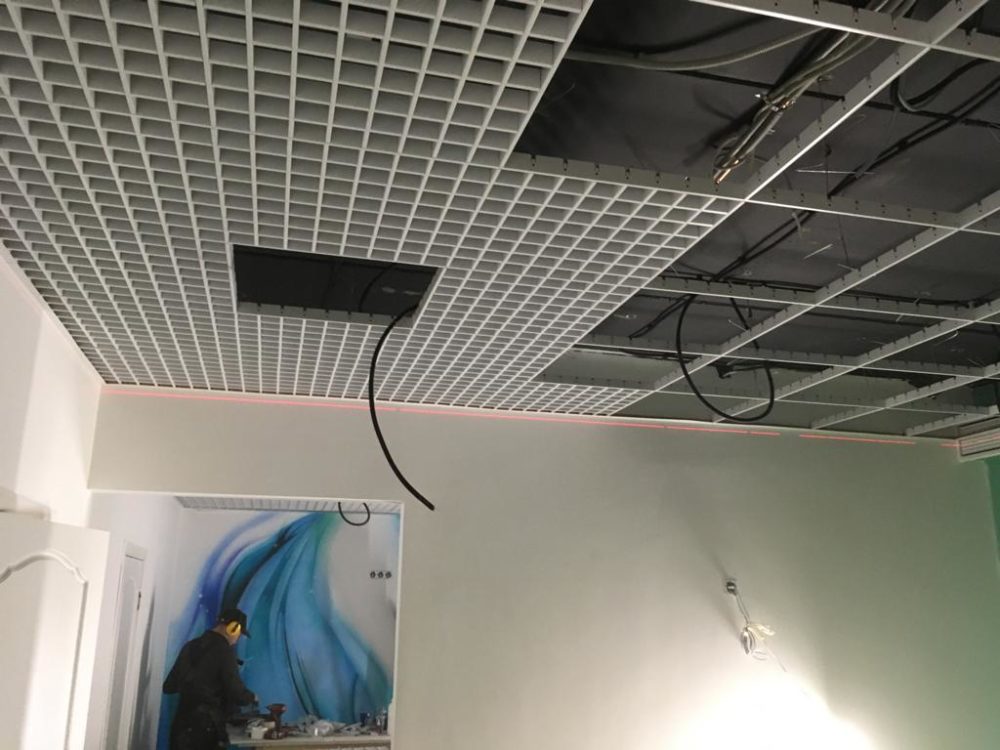 Монтаж потолка грильято в помещениях барбер шопа1