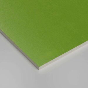 Зеленые стеновые панели СМЛ RAL 6018 в интерьере