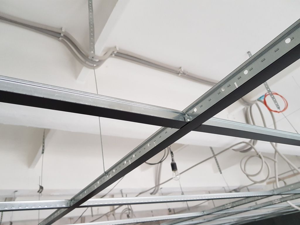 Комплектующие для потолков Армстронг.