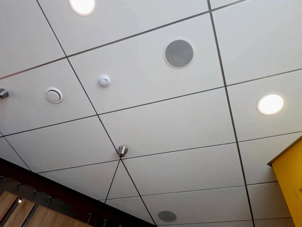 Потолок Армстронг в интерьере офиса